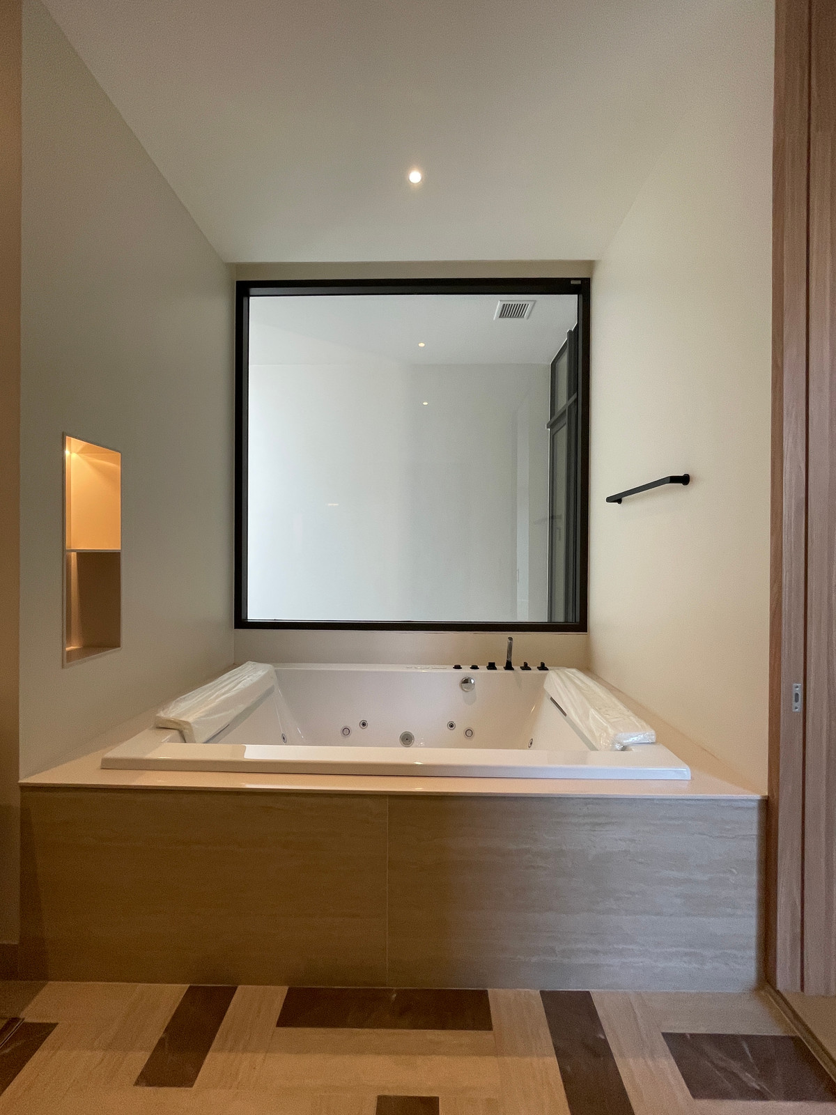 ขายบ้านเลียบทางด่วนรามอินทรา : 🔥 EXCLUSIVE PROMOTION 🔥โอกาสสุดท้ายในการครอบครองในราคาพิเศษที่สุด [ขาย] 💎 Ultra Luxury Show Unit | ELIVA Ekkamai - Eastville 💎 บ้านเดี่ยวหรู 3 ชั้น ดีไซน์ Mid-Century Modern — ความเป็นส่วนตัวสูงสุดเพียง 4 ยูนิตในโครงการ!