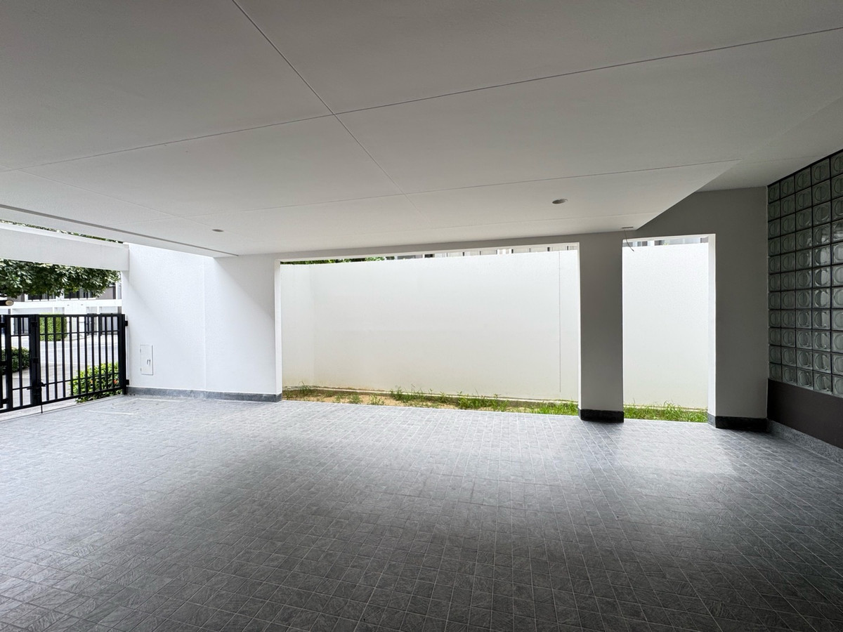 ขายทาวน์โฮมเลียบทางด่วนรามอินทรา : ทาวน์โฮมสร้างใหม่ .... แปลงมุม 