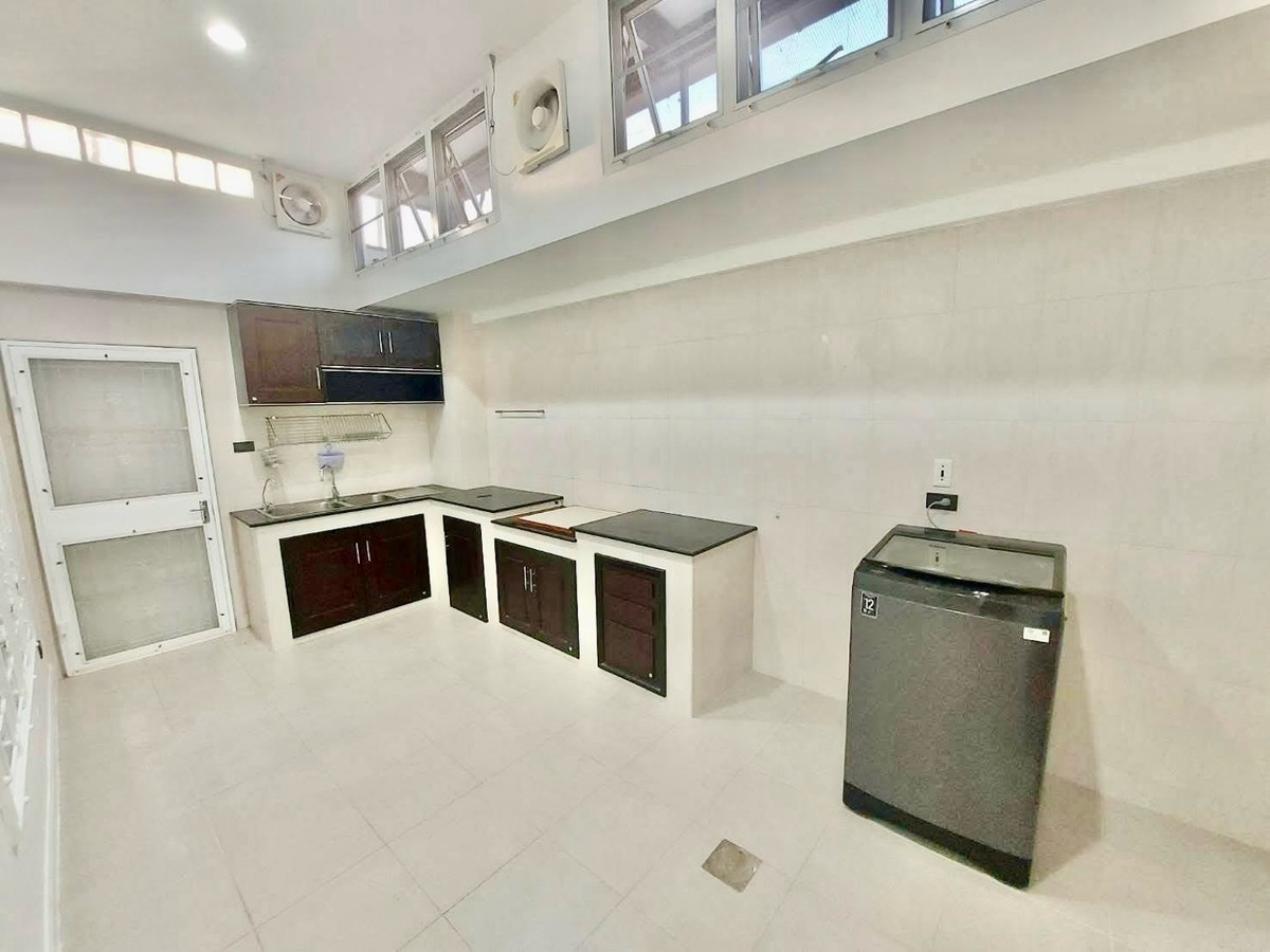 ให้เช่าทาวน์โฮมรัชดา ห้วยขวาง : หมู่บ้านกลางเมือง Grand de Paris ติดกับ รร.นานาชาติสิงคโปร์ SISB ประชาอุทิศ ห้วยขวาง บ้าน 3ชั้น  4 ห้องนอน 4ห้องน้ำ