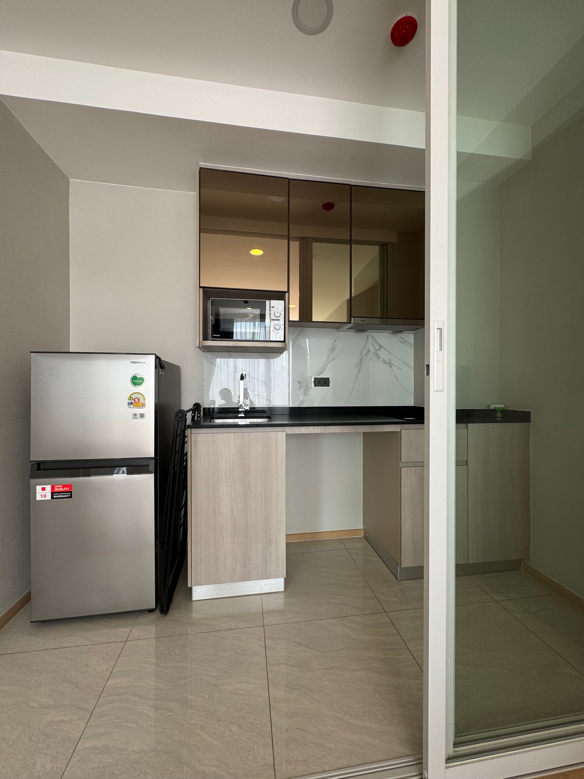 ให้เช่าคอนโดสุขุมวิท อโศก ทองหล่อ : Sunlit 2-bedroom high-floor panoramic views and floor-to-ceiling windows in the heart of Thonglor. Sleek urban private living! 