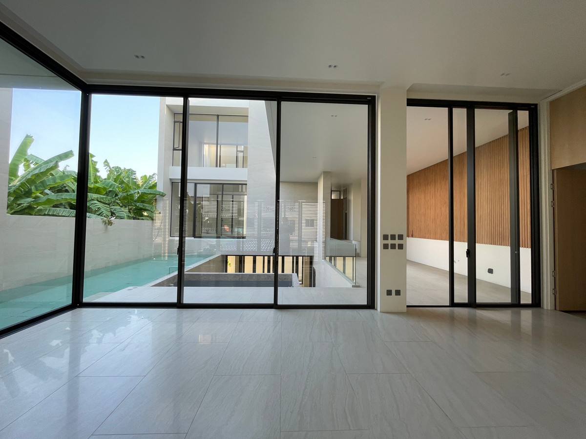 ขายบ้านเลียบทางด่วนรามอินทรา : 🔥 EXCLUSIVE PROMOTION 🔥โอกาสสุดท้ายในการครอบครองในราคาพิเศษที่สุด [ขาย] 💎 Ultra Luxury Show Unit | ELIVA Ekkamai - Eastville 💎 บ้านเดี่ยวหรู 3 ชั้น ดีไซน์ Mid-Century Modern — ความเป็นส่วนตัวสูงสุดเพียง 4 ยูนิตในโครงการ!