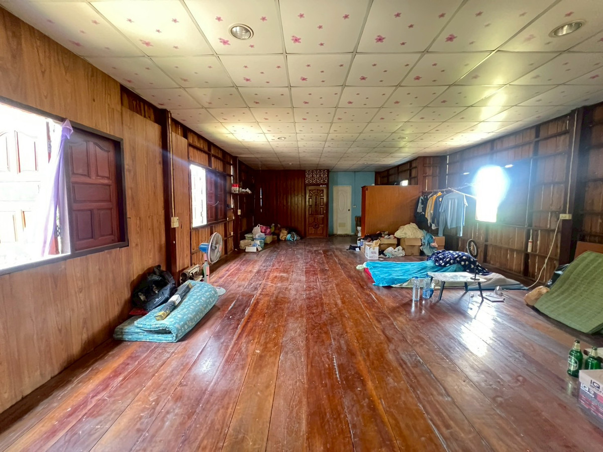 ขายบ้านสิงห์บุรี : บ้านเดี่ยว 2 ชั้น 42 ตร.ว. ครึ่งปูนครึ่งไม้สัก สภาพดี จ.สิงห์บุรี