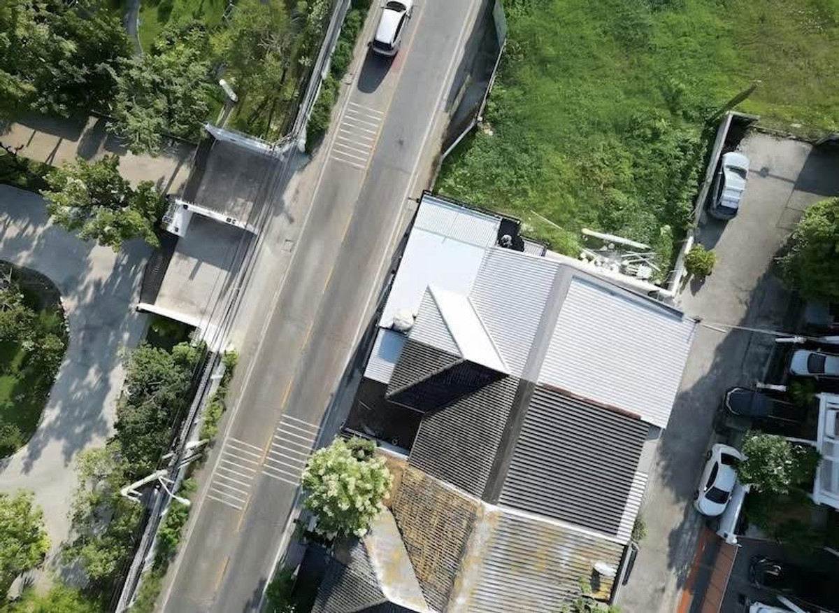 ให้เช่าบ้านรัชดา ห้วยขวาง : ปล่อยเช่าบ้าน 2 ชั้น หลังมุม ขนาด 36 ตรว. 300 ตรางเมตร ซอยรัชดา 18 บ้านสวยตกแต่งใหม่ เฟอร์นิเจอร์ครบพร้อมอยู่ ในหมู่บ้าน ปลอดภัยไม่มีโจร เพื่อนบ้านดีไม่มีปัญหา จอดรถหน้าบ้านได้ 1-2 คัน
