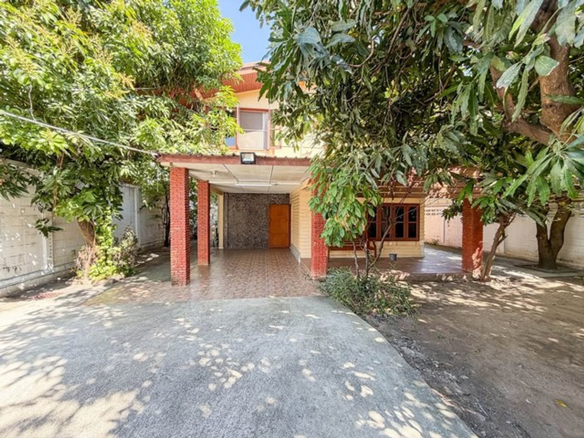 For RentHouseSukhumvit, Asoke, Thonglor : HR3345Rare Find! Classic wooden house, 86 sq m, in the heart of Ekkamai 10 - shady garden area, plenty of parking, the most difficult to find in this area. Change the charm of a 50-year-old wooden house into your new landmark in the heart of Ekamai.