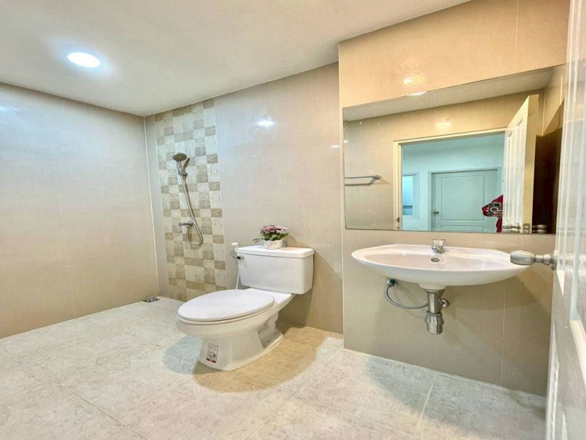 For SaleTownhomeSriracha Laem Chabang Ban Bueng : Townhome for sale in Sriracha, near Central and Robinson Department Stores. 3 bedrooms, The Central 2. Ready to move in.