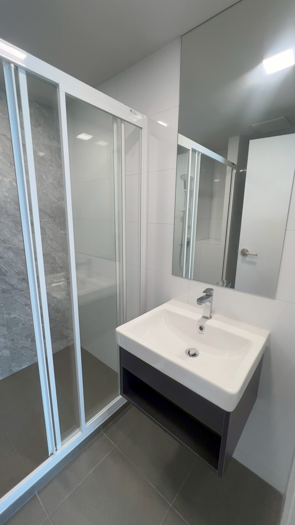 ขายคอนโดอ่อนนุช อุดมสุข : ขายห้อง Combine วิวสระ Olympic หนึ่งเดียวที่ Atmoz Oasis อ่อนนุช  ขนาดใหญ่ 55.52 ตารางเมตร 2 ห้องนอน 2 ห้องน้ำ พร้อมอยู่ ฟรีโอน