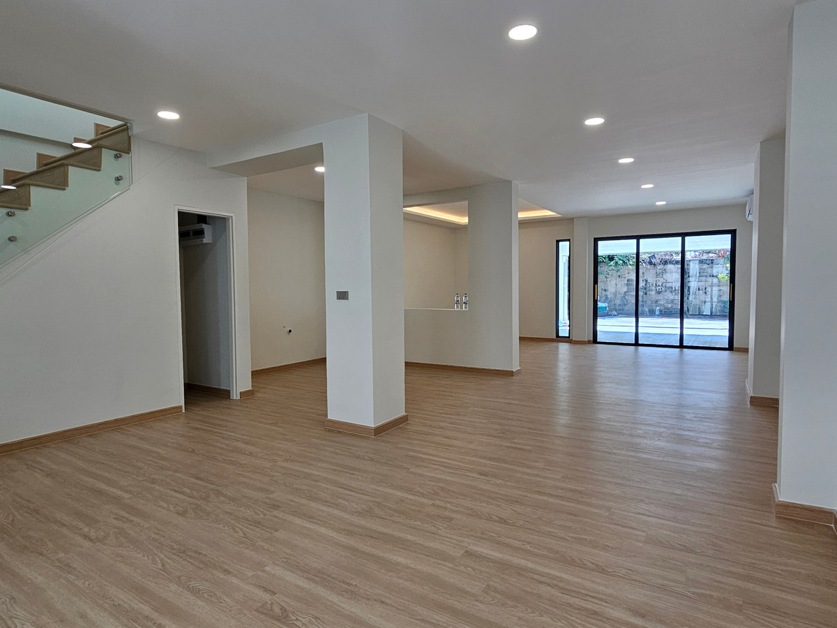 ขายทาวน์โฮมลาดพร้าว เซ็นทรัลลาดพร้าว : 🚩[ด่วน ! มีเพียงหลังเดียว] ทาวน์โฮม พหลโยธิน 23 รีโนเวทใหม่ ใกล้เซ็นทรัลลาดพร้าว และ BTS พหลฯ 24 ลดราคา 1 ล้านบาท พร้อมฟรีโอน นัดหมายเข้าชมโทร 095-424-3656 หรือแอด LINE จากเบอร์โทร