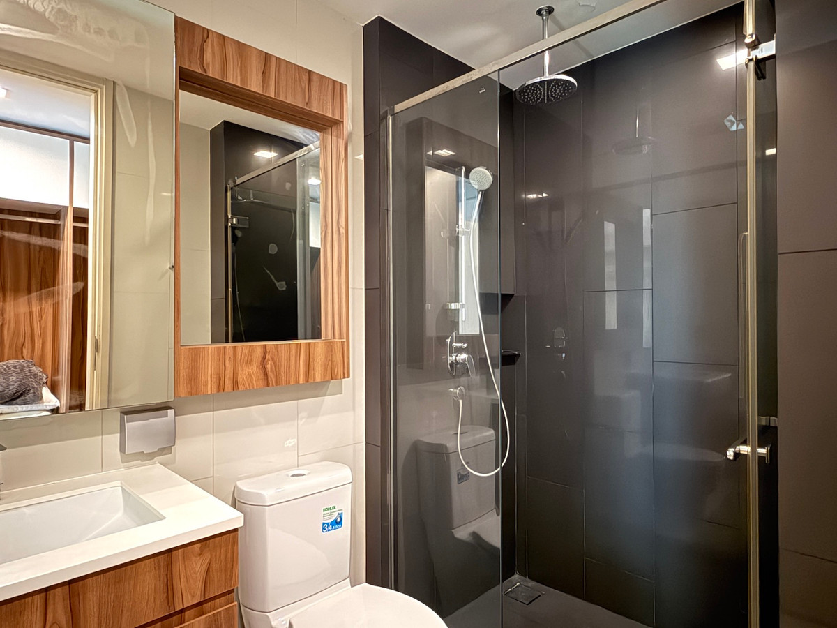 ให้เช่าคอนโดสุขุมวิท อโศก ทองหล่อ : คอนโด 1 ห้องนอน 48 ตร.ม. ชั้นไม่สูง วิวสวน ย่านพร้อมพงษ์ ใกล้รถไฟฟ้า