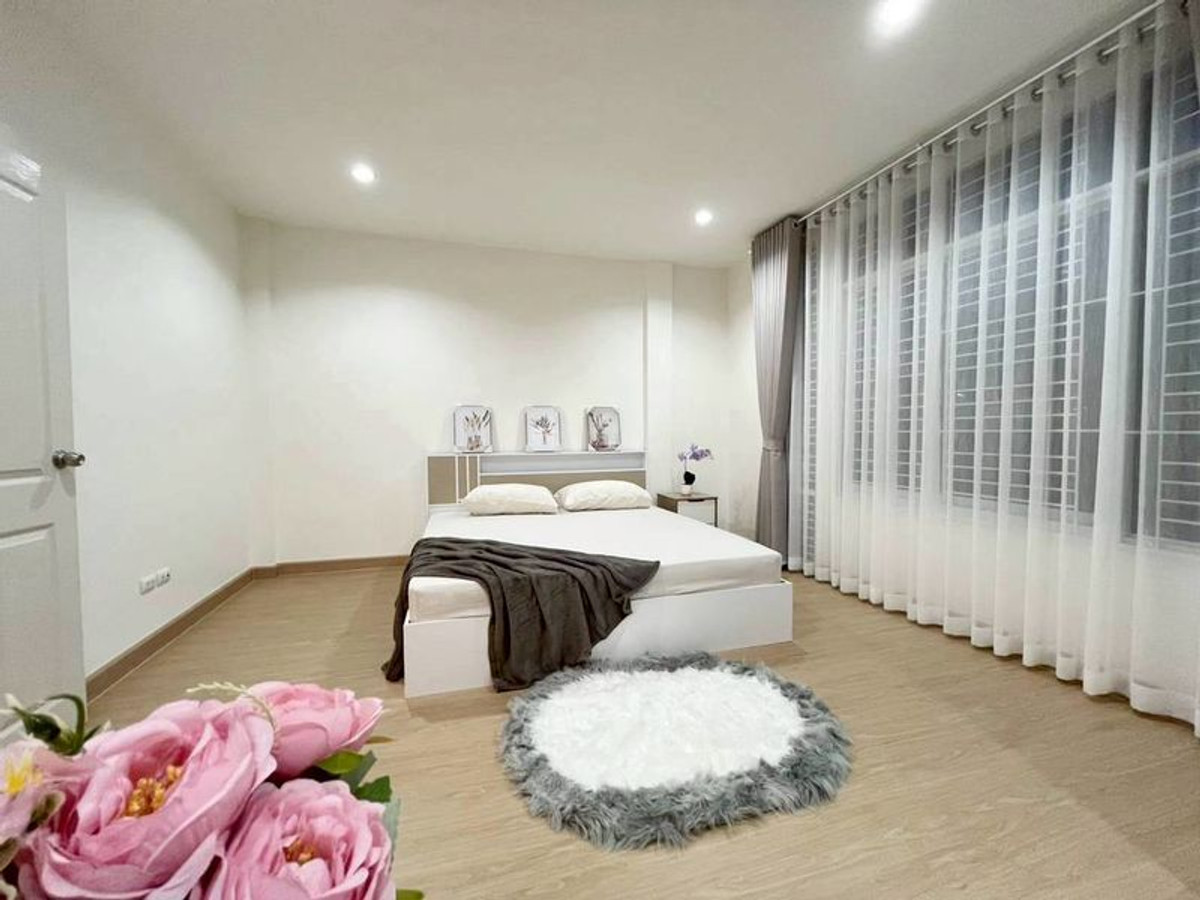 For SaleTownhomeSriracha Laem Chabang Ban Bueng : Townhome for sale in Sriracha, near Central and Robinson Department Stores. 3 bedrooms, The Central 2. Ready to move in.