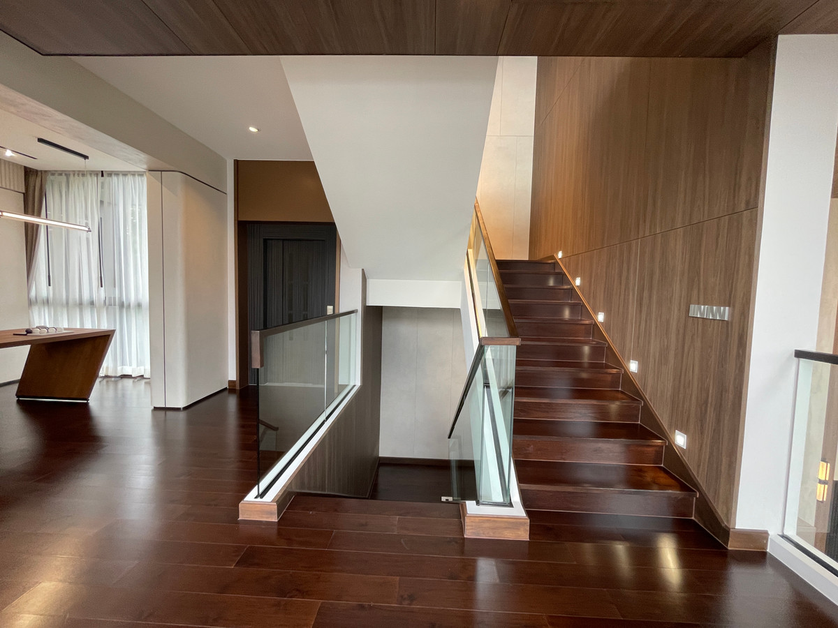 ขายบ้านเลียบทางด่วนรามอินทรา : "หนึ่งเดียวบนเลียบด่วน! Cira Residences บ้านเดี่ยว Ultra-Luxury 3.5 ชั้น พื้นที่ 845 ตร.ม. พร้อมสระว่ายน้ำส่วนตัว | ใกล้ทองหล่อ-พระราม 9 เพียงไม่กี่นาที (สังคมส่วนตัวเพียง 9 ยูนิต)"