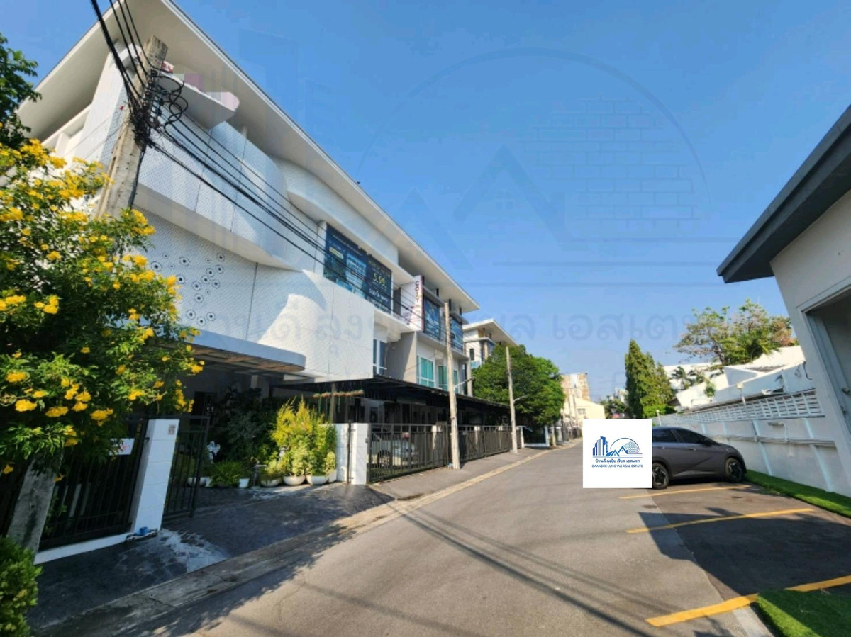 ให้เช่าทาวน์โฮมโชคชัย4 ลาดพร้าว71 : ให้เช่า Townhome Office ลาดพร้าว 73🌳☀️☀️ 拉普拉奥 73 号联排别墅办公室出租。