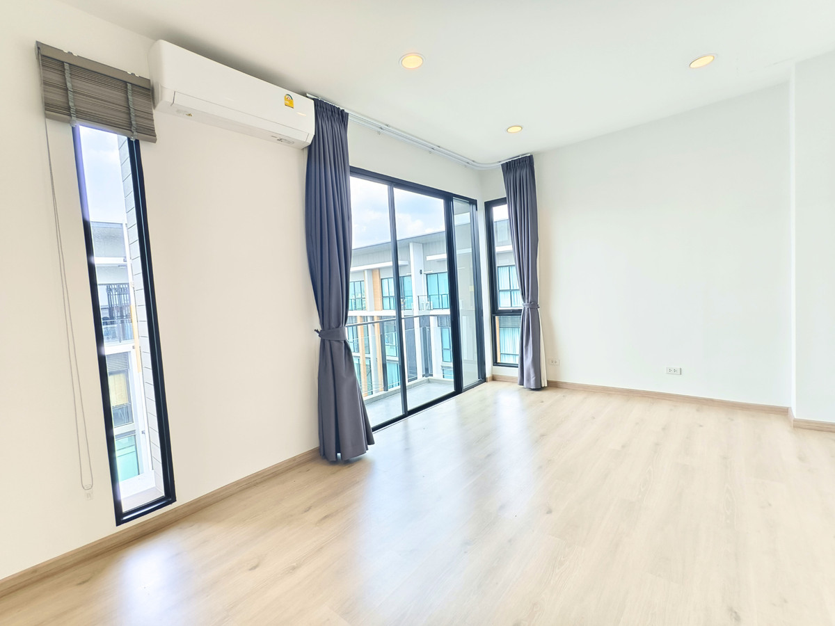 For SaleHome OfficeKaset Nawamin,Ladplakao : For sale: Premium Place Mix Ekamai-Ramintra 25.4 sq m. Luxurious home office, 4 floors, 2 large office rooms, 3 bedrooms, 4 bathrooms, next to Nuanchan Road, width 5.5 meters.