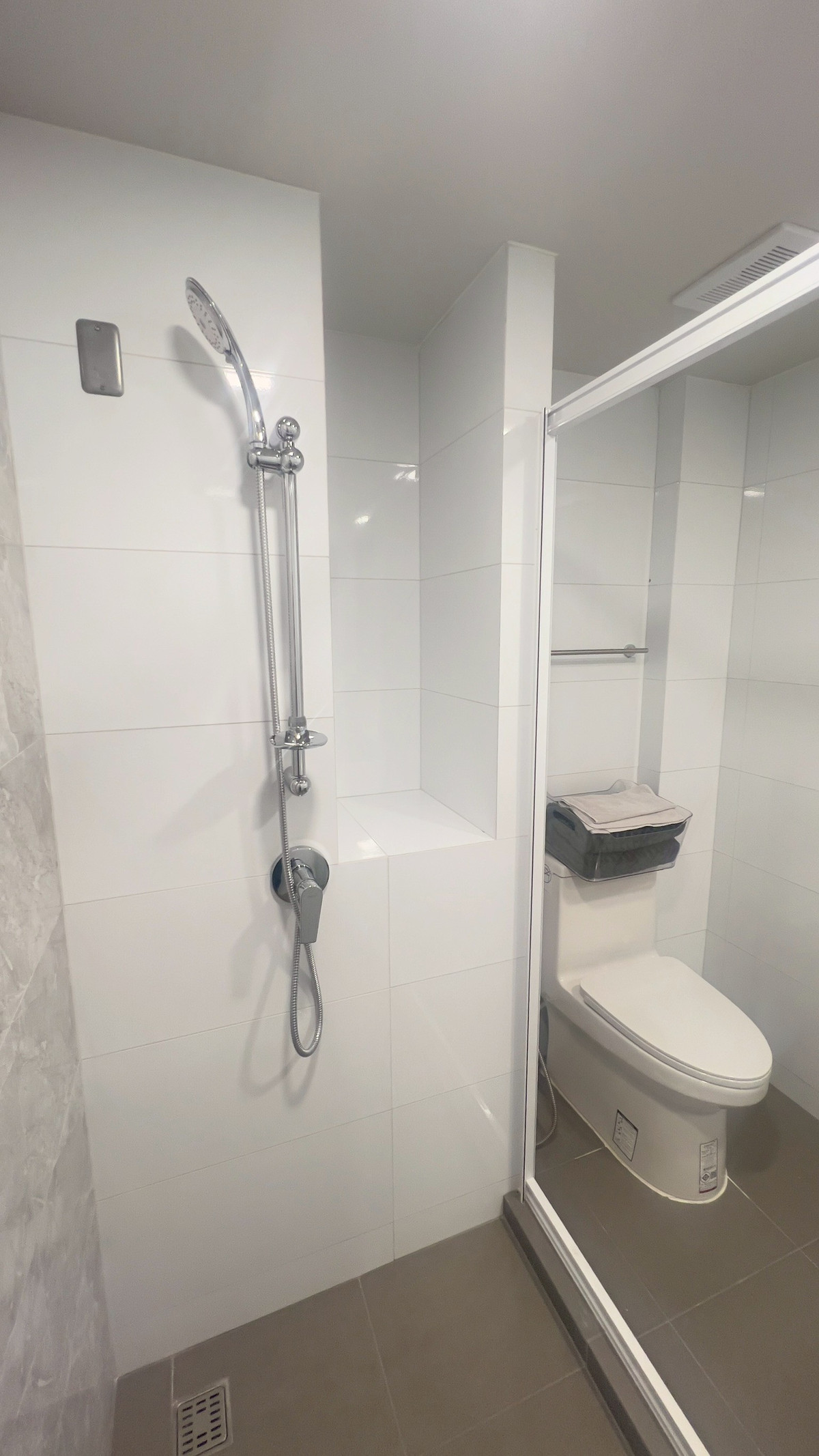 ขายคอนโดอ่อนนุช อุดมสุข : ขายห้อง Combine วิวสระ Olympic หนึ่งเดียวที่ Atmoz Oasis อ่อนนุช  ขนาดใหญ่ 55.52 ตารางเมตร 2 ห้องนอน 2 ห้องน้ำ พร้อมอยู่ ฟรีโอน