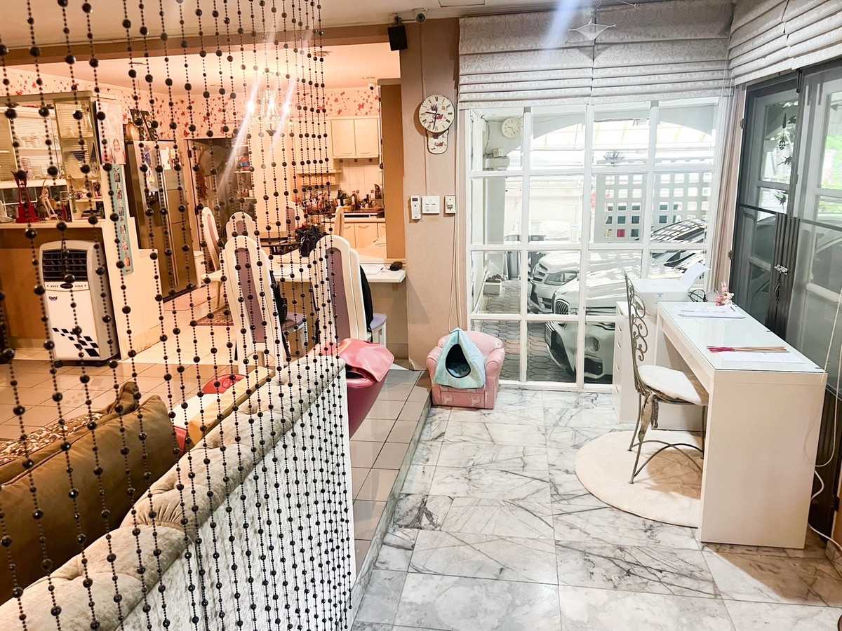 For SaleHouseSukhumvit, Asoke, Thonglor : 2-story detached house, prime location, Sukhumvit 103, large house, wide area, complete functions, with lawn and usable area around the house. Suitable for large families, convenient travel, close to the BTS and many large department stores.