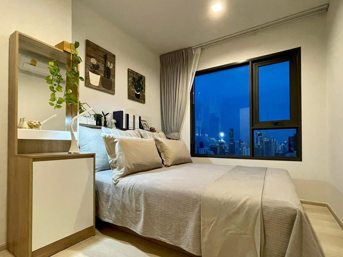 For RentCondoWitthayu, Chidlom, Langsuan, Ploenchit : ⭐️ Life One Wireless ⭐️ 2 Bed 2 Bath, luxury room, fully decorated. There is complete furniture ready to move in.