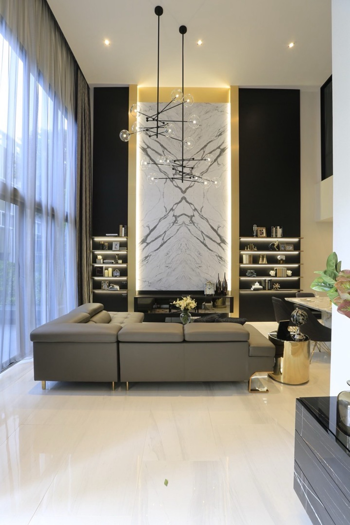 ให้เช่าทาวน์โฮมสุขุมวิท อโศก ทองหล่อ : Quarter39 4-bedroom luxury townhome 4 bed 5 bath 400sqm 3 parking 220 k/month 