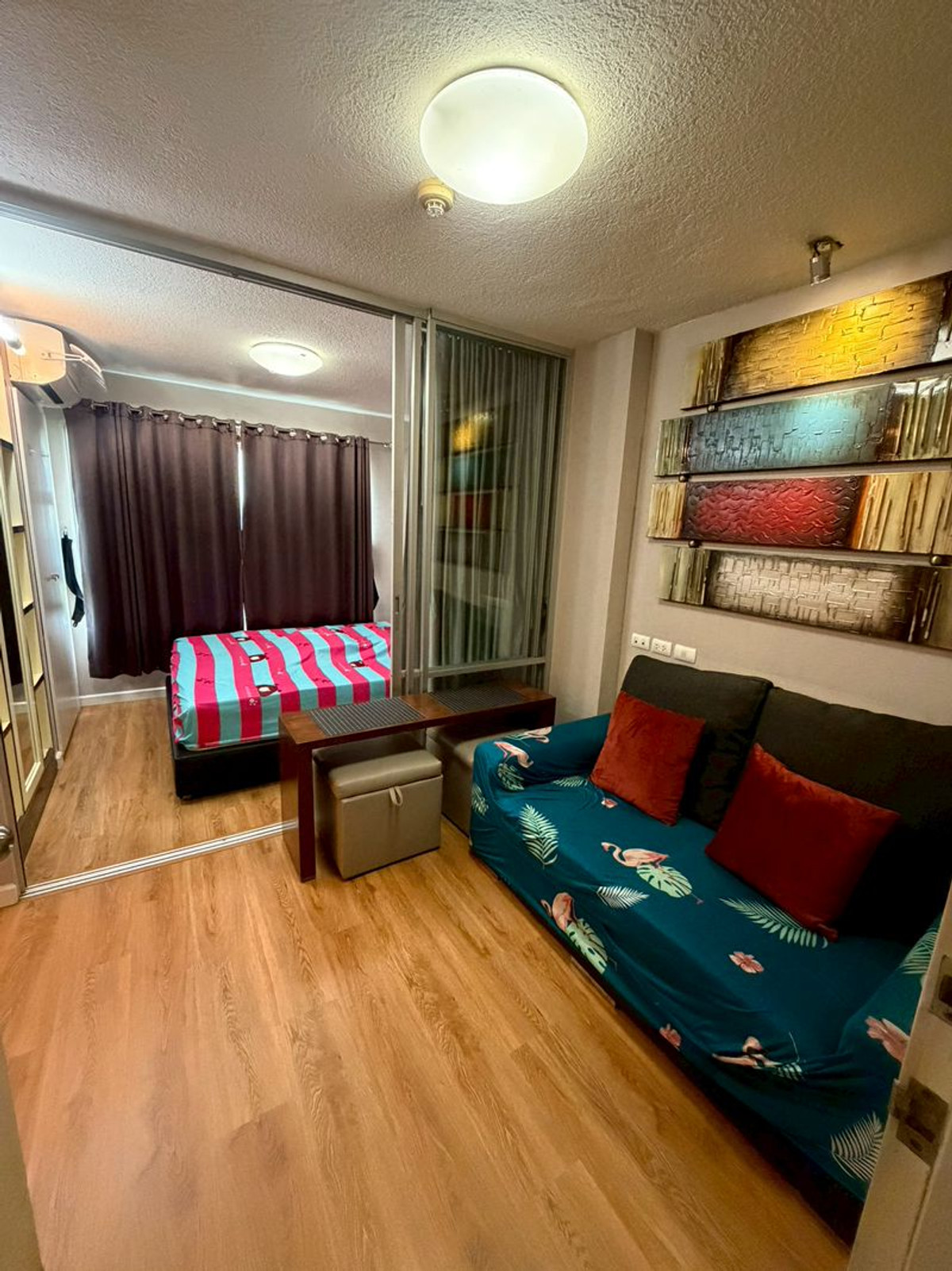 For RentCondoLadkrabang, Suwannaphum Airport : #Room for rent in very good condition 7000 baht #24 sq m Condo LPN Lumpini On Nut-Lat Krabang 1 near Airport Link and Suvarnabhumi Airport. Located on On Nut-Lat Krabang Road, next to the main road, opposite Wat Lan Bun Market. #Complete electrical applia