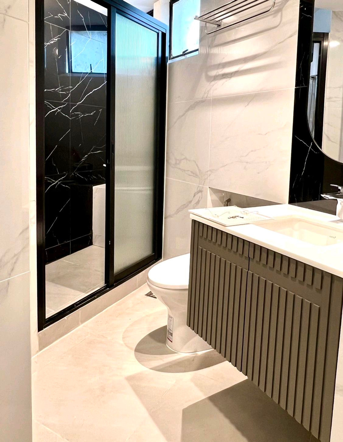 For RentCondoSukhumvit, Asoke, Thonglor : 3 Bedrooms Plus for rent with Pet-friendly, Central area on Sukhumvit 24