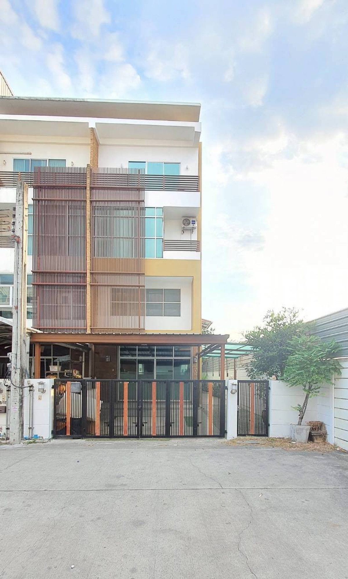 ขายทาวน์โฮมนวมินทร์ รามอินทรา : ขายทาวน์โฮม 4ชั้น โครงการ SMART PLUS นวมินทร์70 47.2 ตร.วา