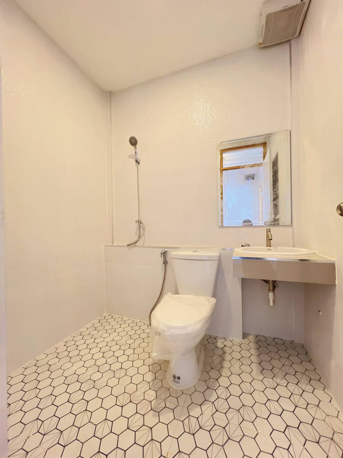 ขายทาวน์โฮมนนทบุรี บางใหญ่ บางบัวทอง : ขายทาวน์เฮาส์วงศ์ชัยนคร บางรักใหญ่ 18 ตร.ว. ใกล้ MRT บางรักใหญ่ 800 ม. มีเทอเรส ฟรีโอน