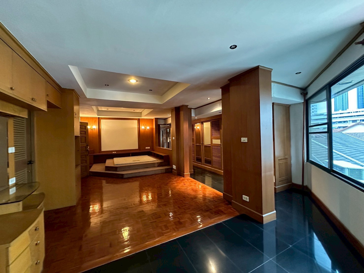 For SaleTownhomeSukhumvit, Asoke, Thonglor : Luxury Townhouse for Sale Thonglor | Family Home Best Value | Near BTS Thonglor | 35,000,000 THB | Luxury townhouse for sale Thonglor, suitable for families, good value, near BTS Thonglor 35,000,000 baht - LTH12647