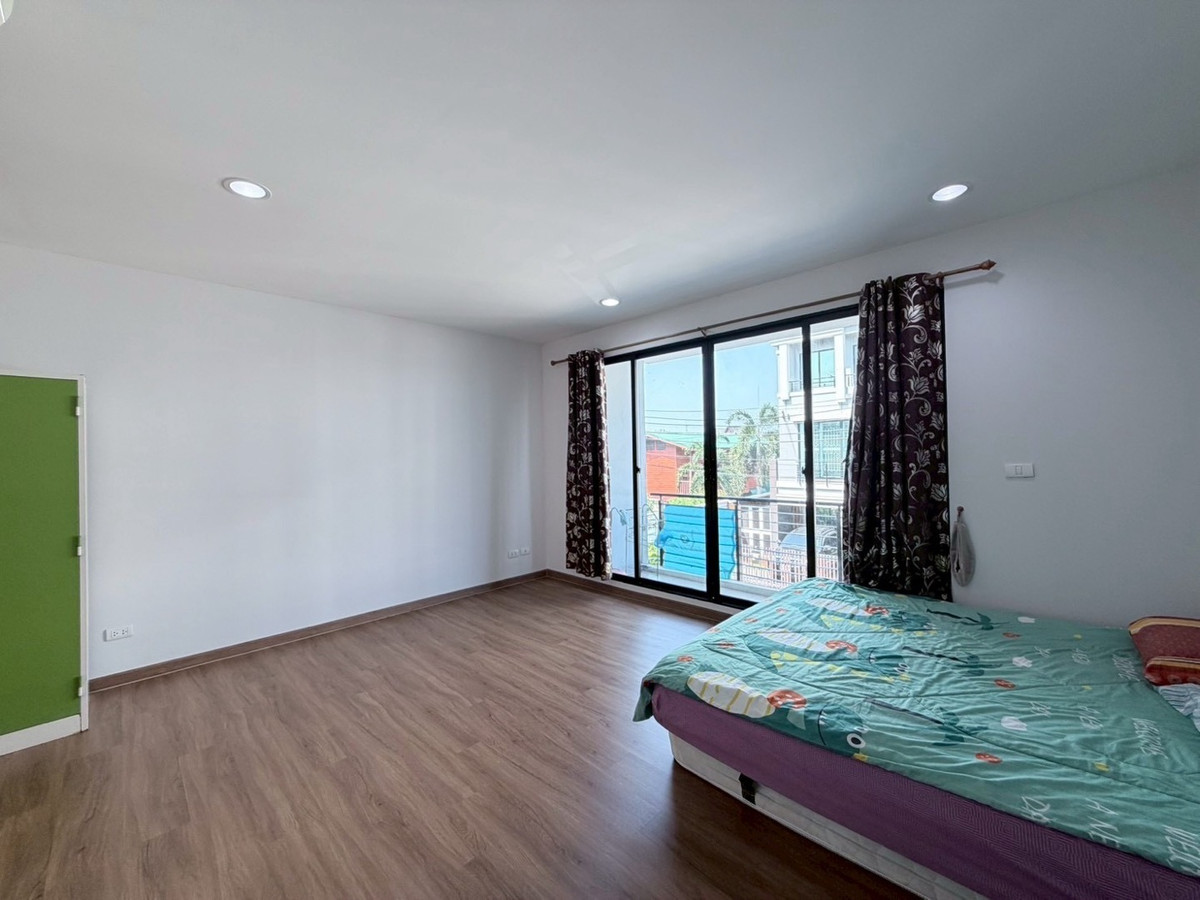 ให้เช่าทาวน์โฮมราษฎร์บูรณะ สุขสวัสดิ์ : 🏡 ปล่อยเช่าทาวน์โฮม 3 ชั้น | บ้านกลางเมือง สุขสวัสดิ์ ใกล้แยกพระประแดง
ทำเลดีมาก ติดถนนใหญ่ ใกล้ห้าง รถไฟฟ้ากำลังมา!