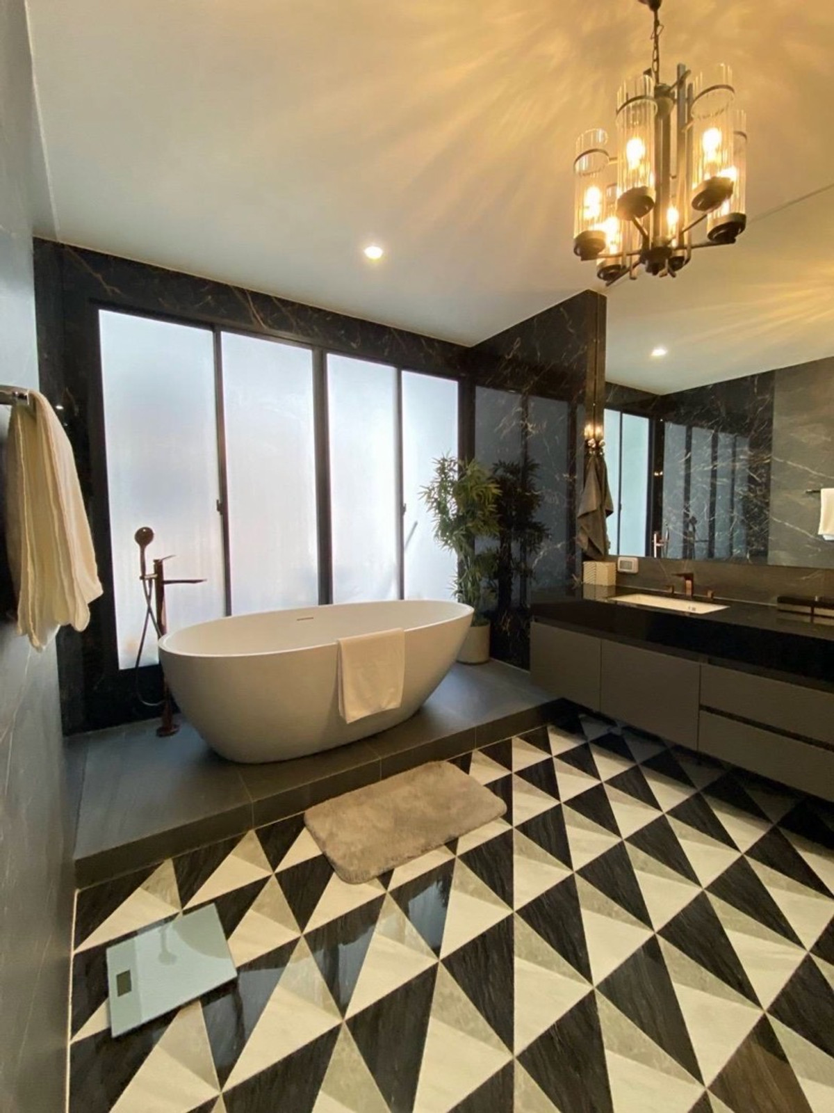 ให้เช่าบ้านเลียบทางด่วนรามอินทรา : บ้านเช่าหรู พูลวิลล่า 3 ชั้น พร้อมลิฟท์ส่วนตัว เฟอร์ครบ พร้อมเข้าอยู่ ย่านโยธินพัฒนา