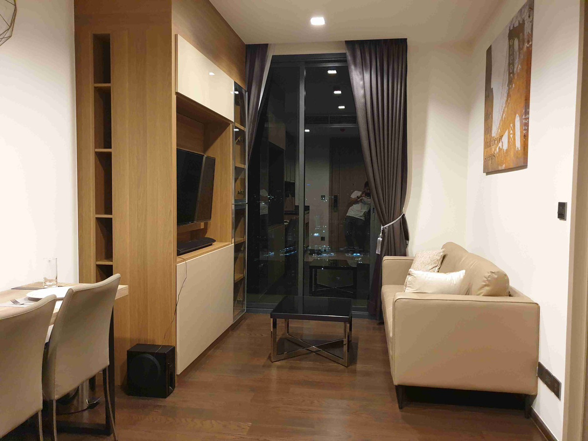 For SaleCondoRatchathewi,Phayathai : High-floor unit, beautifully decorated, great value. Condo for sale at The Line Ratchathewi by Sansiri. Only 220 meters to BTS Ratchathewi and 850 meters to Siam Paragon. Urgent sale.