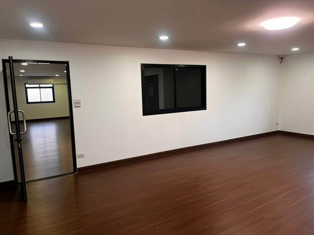 For RentWarehouseChokchai 4, Ladprao 71, Ladprao 48, : HR3343 Warehouse with office for rent, 2 floors – Chokchai 4 / Satri Witthaya 2 location, total usable area 260 sq m | Electric door | 13 CCTV cameras (ready to do business immediately!)