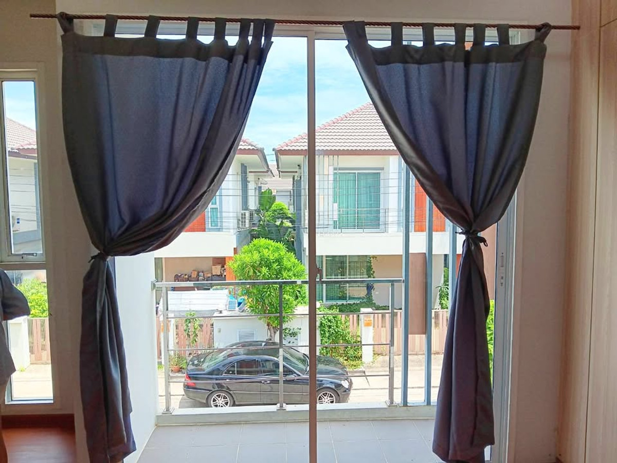 ให้เช่าบ้านสมุทรปราการ สำโรง : ให้เช่า บ้านแฝด 2 ชั้น ม.เมอริทแกรนด์ สุวรรณภูมิ บ้านสวย สภาพดี พร้อมอยู่ ทำเลดี เข้า-ออกได้หลายทาง ราคา 16,000 บาท