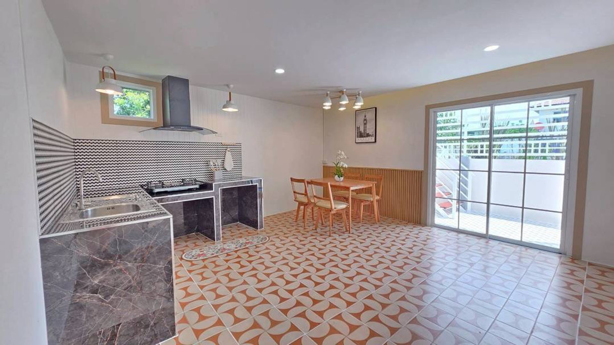 ขายทาวน์โฮมนนทบุรี บางใหญ่ บางบัวทอง : ขายทาวน์เฮ้าส์พระปิ่น 3 หลังริม 30 ตร.ว. 4 นอน มีระเบียงเทอเรส ติดถนนกาญจนาฯ ฟรีโอน