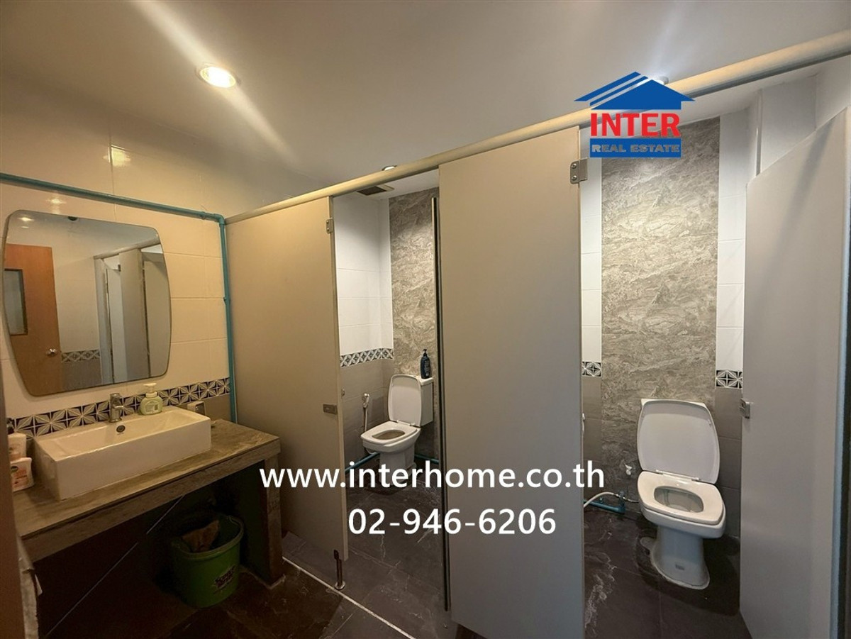 For RentOfficeChaengwatana, Muangthong : Office, 5 floors, 210 sq m, office for rent. Near Muang Thong Thani Bond Street Muang Thong Thani Road, Chaengwattana Road, Pak Kret, Nonthaburi