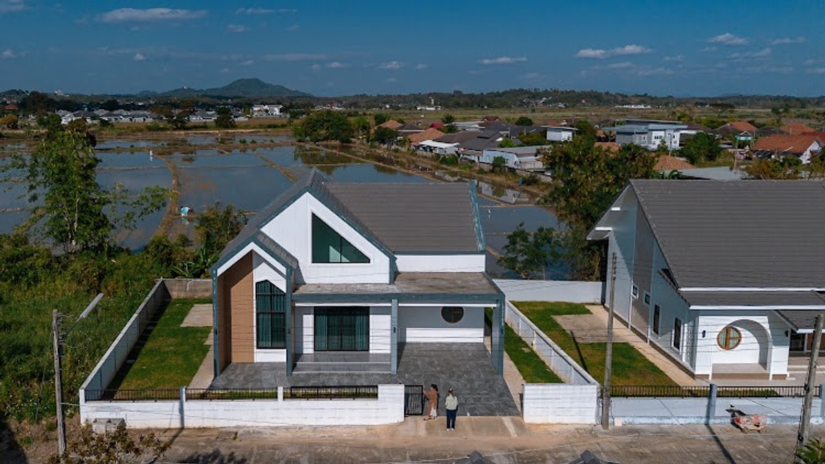 ขายบ้านเชียงราย : ✈️ ด่วน! ขายบ้านเดี่ยวพร้อมอยู่เชียงราย (โซนบ้านดู่) ดีไซน์มินิมอล พื้นที่กว้าง 88.6 ตร.ว. ใกล้สนามบินแม่ฟ้าหลวงเพียง 5 นาที! 🏡