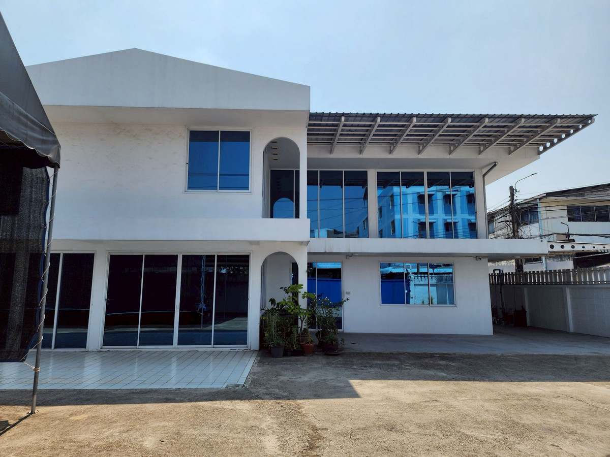 For SaleHouseNawamin, Ramindra : Land for sale with house and office, 378 sq m, corner plot, next to the Pink Line, Km. 6 station.