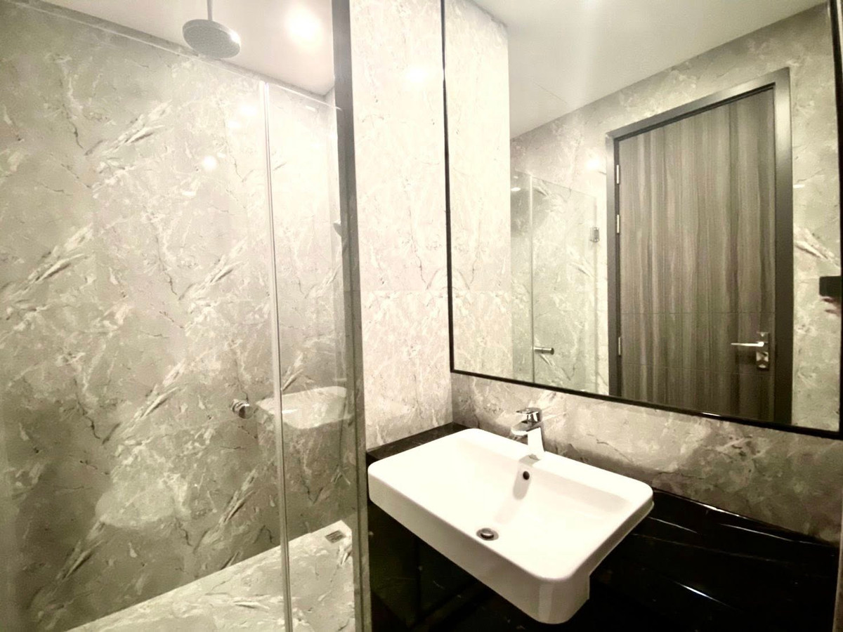 For RentCondoSukhumvit, Asoke, Thonglor : 🔥 Ashton Asoke, very beautiful room! 1 bedroom, 35 sq m, next to MRT Sukhumvit 0 meters, only 35,000/month, room ready to move in, open city view, high floor.