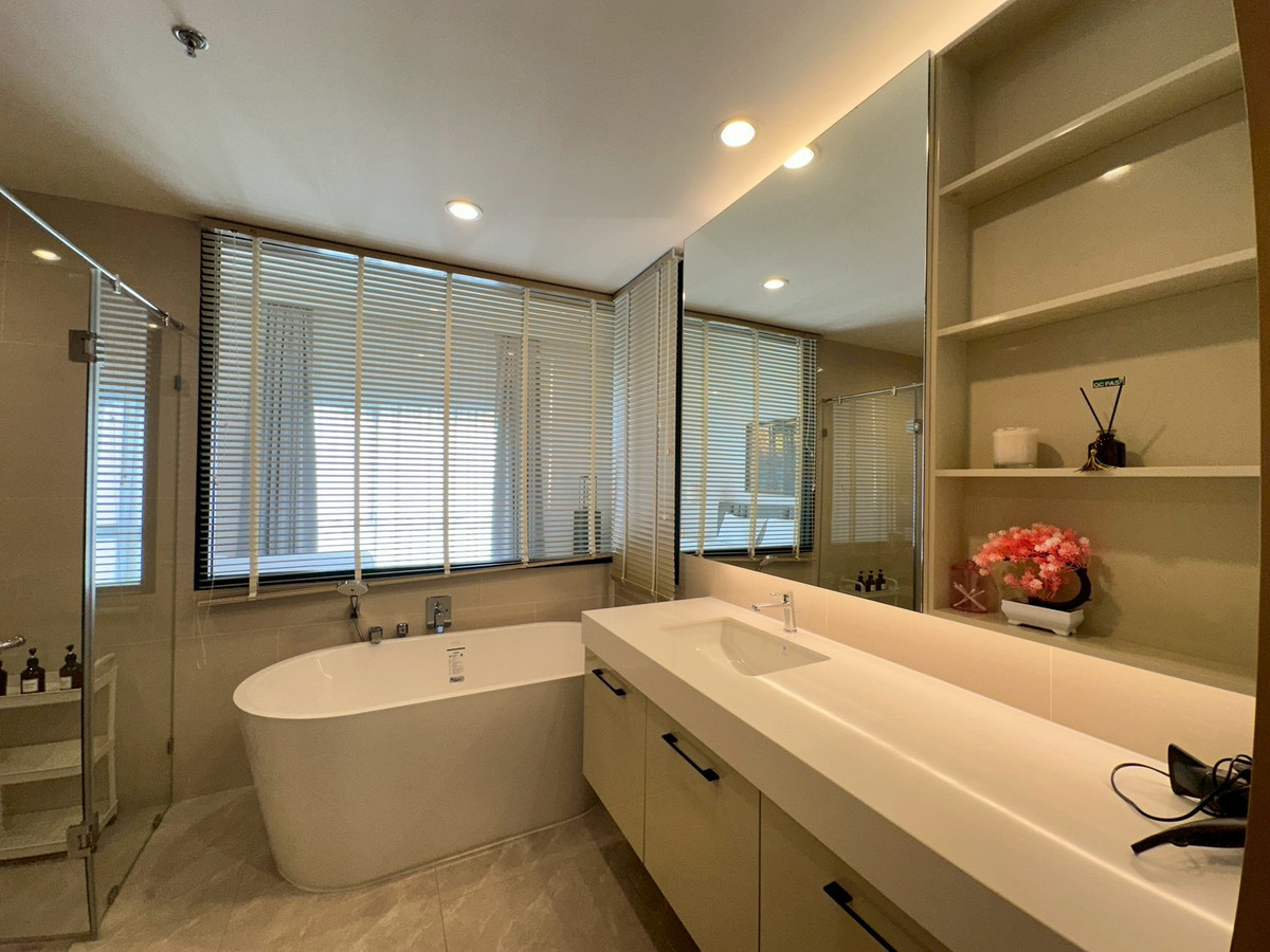 For RentSathorn, Narathiwat : Large condo room in Sathorn area, 3 bedrooms, near BTS St. Louis, CBD location and has large living space like a house. Live in the city center Near the business area, convenient travel