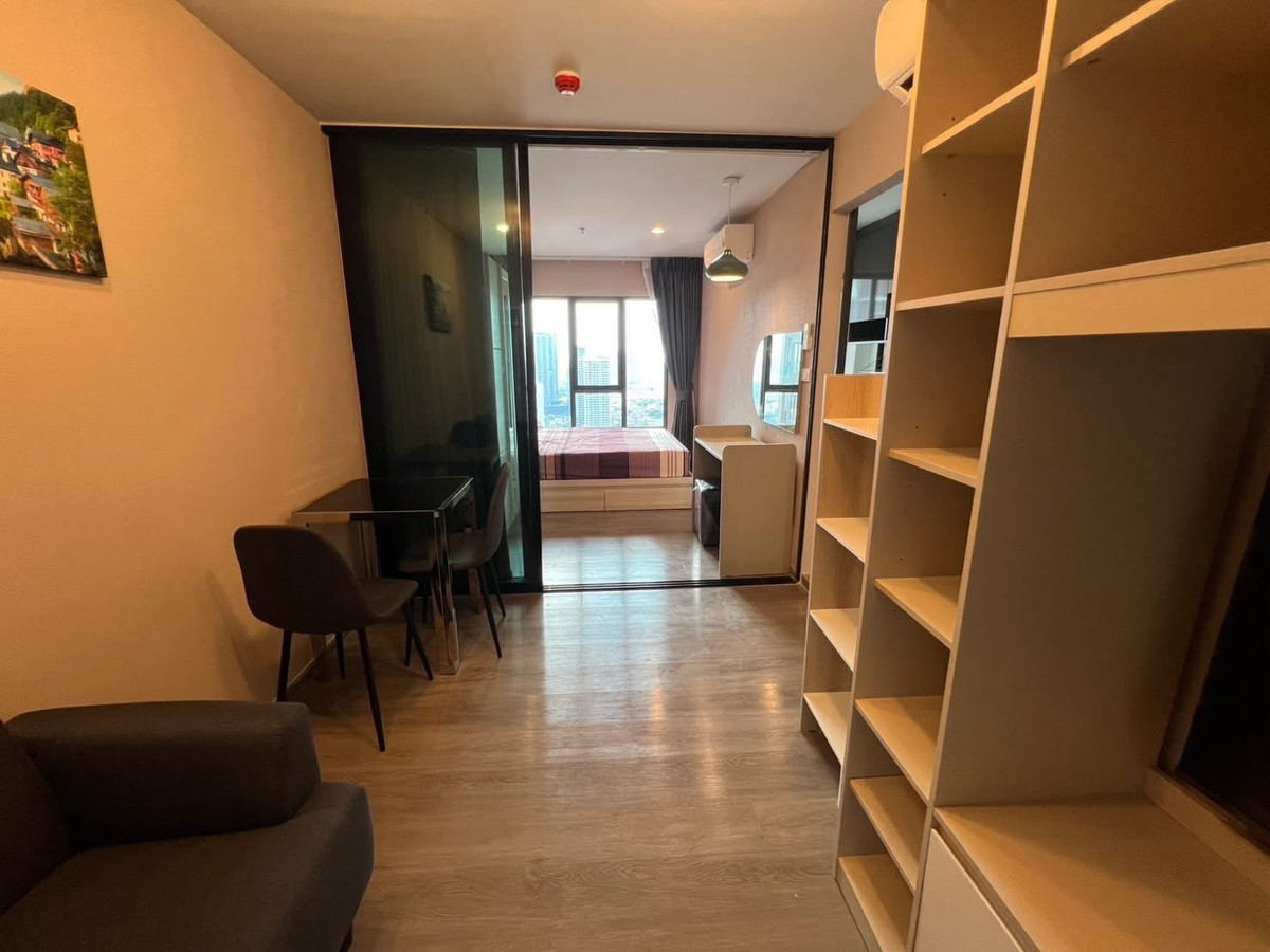 For RentCondoThaphra, Talat Phlu, Wutthakat : 🩷Cheap condo for rent, new Regent Wutthakat, 1 bedroom, beautiful room, high floor, open view. 
1 Bed 1 Bath, area 26 sq m.
33rd floor, Building A, open view
Rent 11,000 baht per month with furniture and electrical appliances.
Near BTS Wutthakat 200 meter