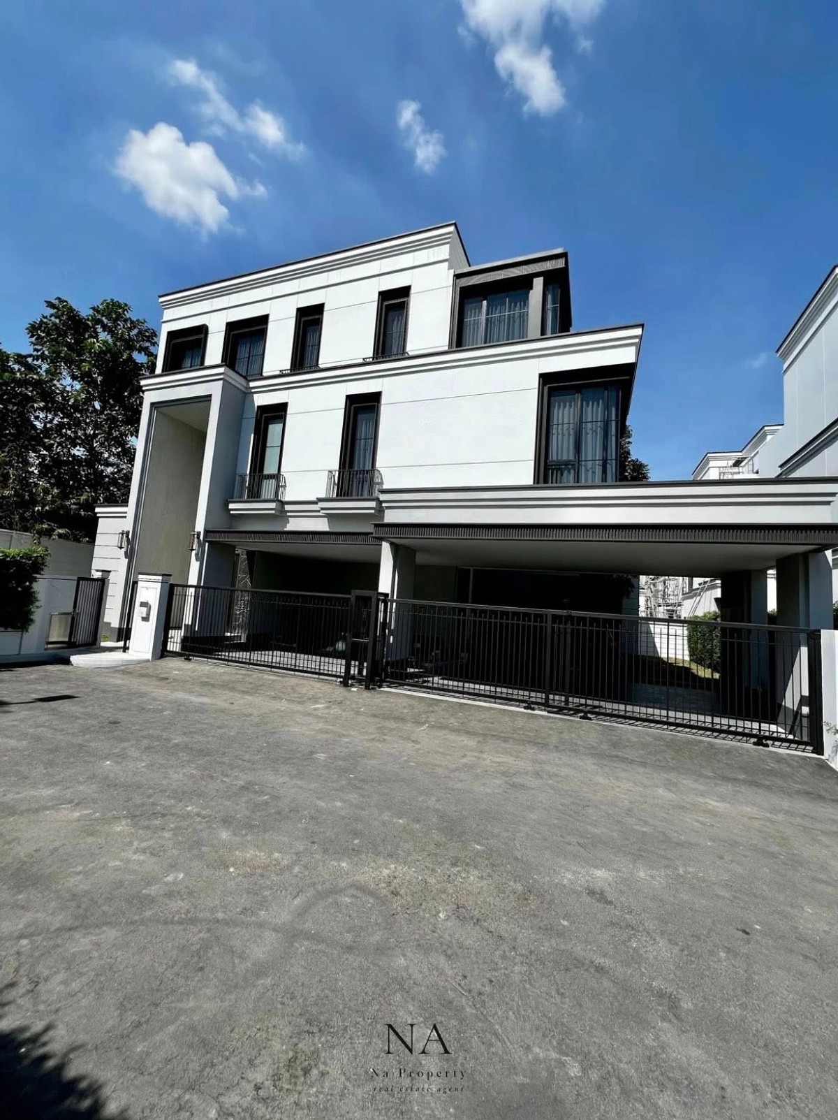 บ้านพัฒนาการ ศรีนครินทร์ : House for rent: Malton Gates new Krungthep Kreetha, 250,000 THB. 5 bedrooms, 6 bathrooms, 544 sq m usable area, 107.7 sq wah land area. Near Rama 9, Pattanakarn, Suan Luang, Srinakarin, Bang Na, Suvarnabhumi Airport, Ramkhamhaeng, Ploenchit, Sukhumvit.