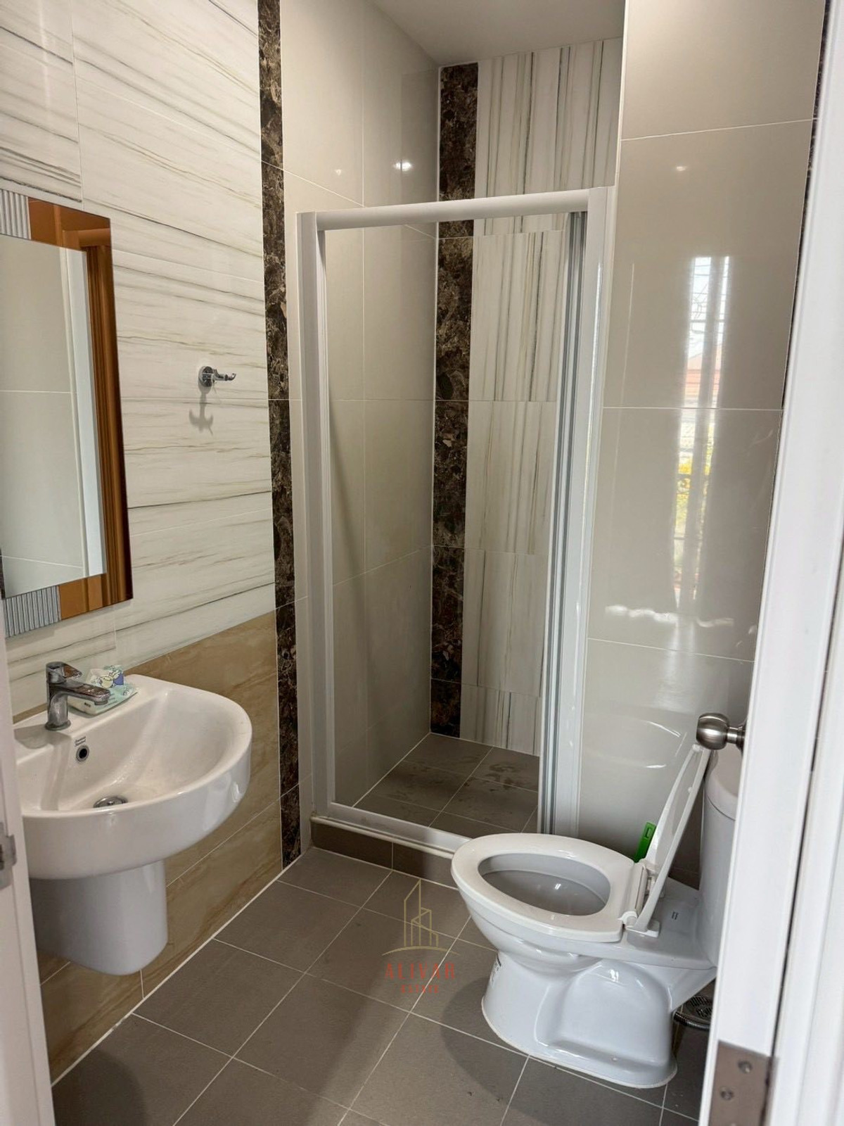 ให้เช่าทาวน์โฮมสมุทรปราการ สำโรง : RH040426 ให้เช่า ทาวน์โฮม 2 ชั้น รีโนเวทใหม่ 3 ห้องนอน หลังมุม at Golden Town Sukhumvit-Bearing BTS Station ใกล้ อิมพีเรียลเวิลด์ สำโรง เพียง 3 นาที