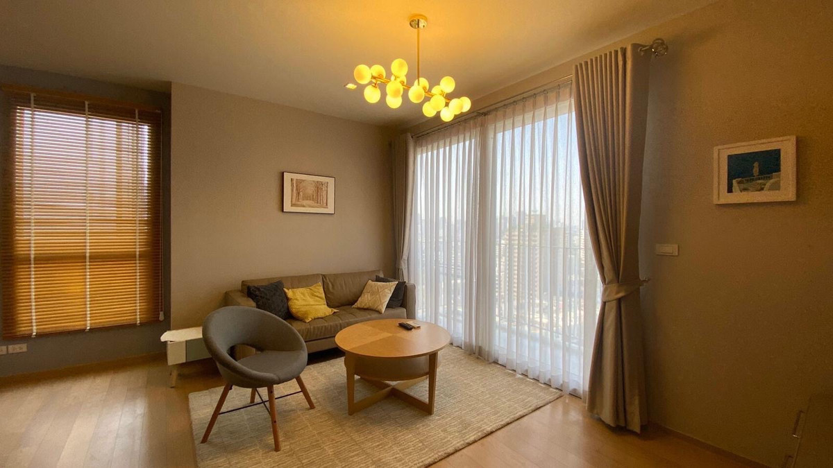 คอนโดสุขุมวิท อโศก ทองหล่อ : ขายและให้เช่าคอนโด HQ Thonglor ห้องมุม 1 ห้องนอน รีโนเวท ชั้นสูง ใกล้ BTS ทองหล่อ พร้อมอ่างอาบน้ำ