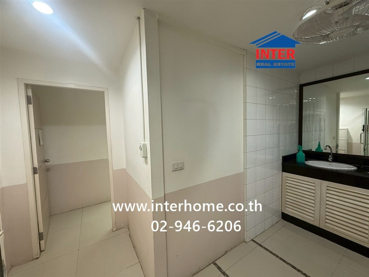 For RentOfficeChaengwatana, Muangthong : Office, 5 floors, 210 sq m, office for rent. Near Muang Thong Thani Bond Street Muang Thong Thani Road, Chaengwattana Road, Pak Kret, Nonthaburi