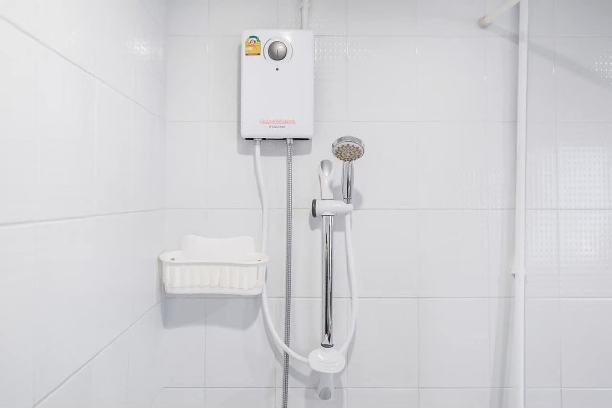 For RentCondoRatchadapisek, Huaikwang, Suttisan : For rent Baan Klang Krung Resort, prime location in Ratchada! Big room 63.5 sq m., near MRT Huai Khwang, only 17,900/month.