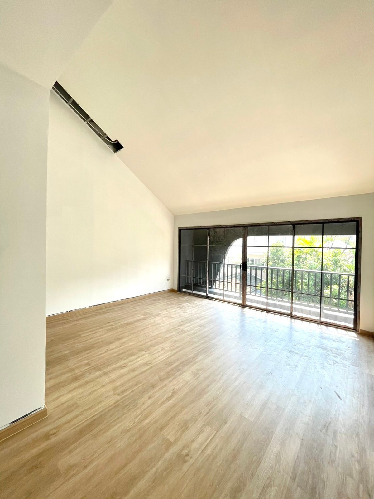 For RentTownhomeSukhumvit, Asoke, Thonglor : Townhouse for rent near Sukhumvit 31, can be used as a home office. Newly renovated, ready to move in