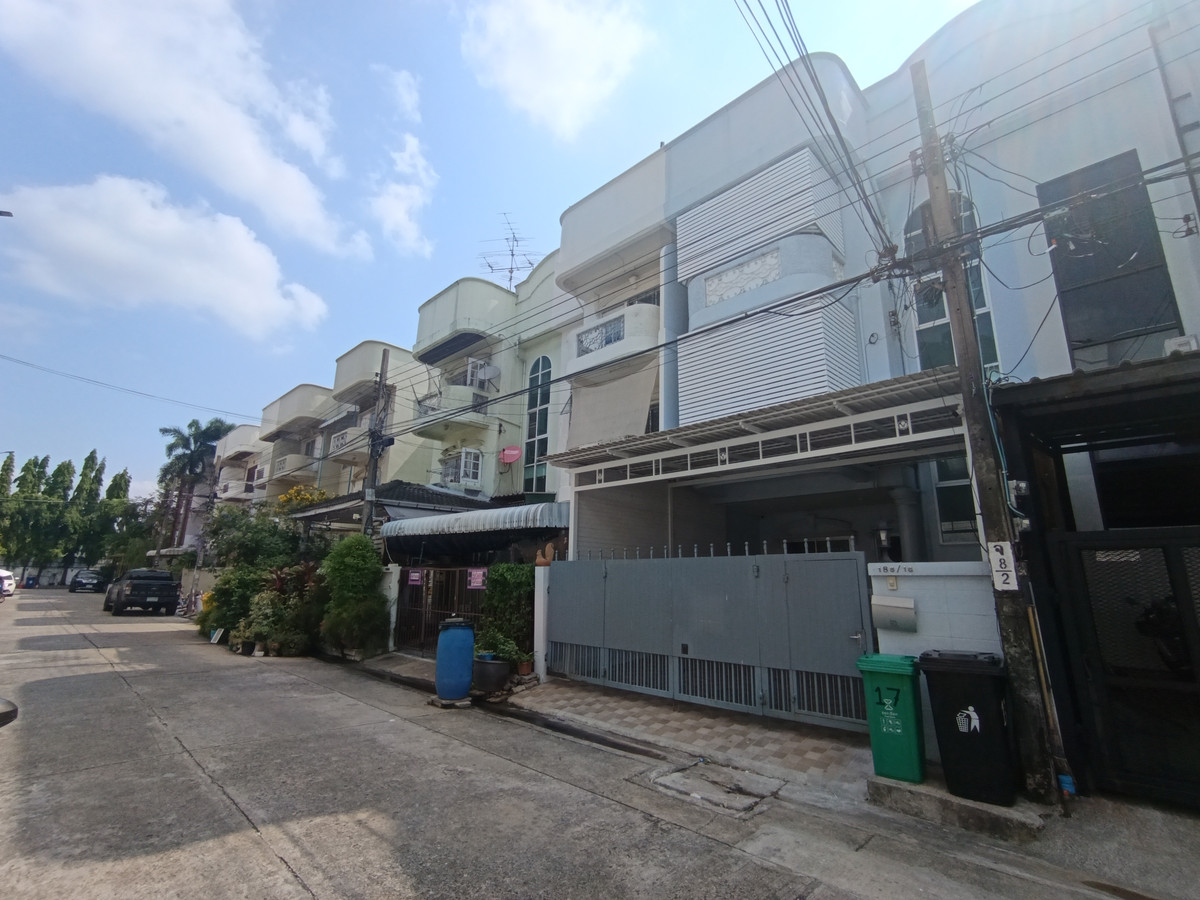 ขายทาวน์โฮมเลียบทางด่วนรามอินทรา : [ขายด่วน!] ทาวน์โฮม 3 ชั้น หมู่บ้าน 84 แมนชั่น เลียบด่วนรามอินทรา-ลาดพร้าว ทำเลทองที่ใครก็ต้องการ ใกล้ Central Eastville