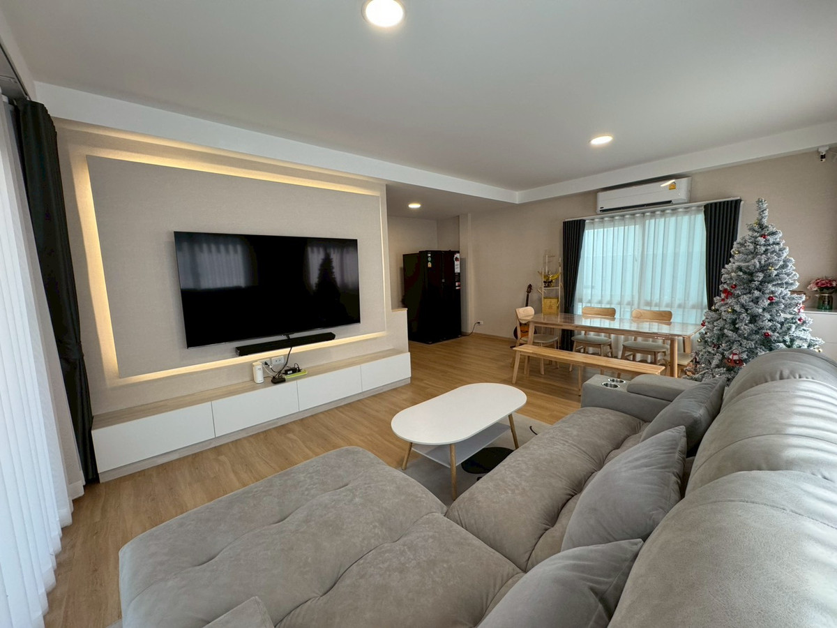 For RentNonthaburi, Bang Yai, Bangbuathong : 💕 Semi-detached house for rent, Q District Westgate project 💕 Beautiful house, ready to move in, complete with functions, suitable for both living and making a home office.