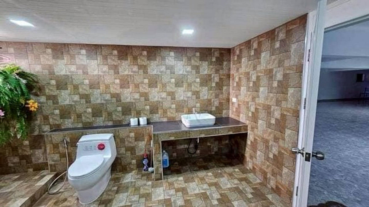 ขายบ้านพัทยา บางแสน ชลบุรี สัตหีบ : ขายบ้านเดี่ยว 2 ไร่ 94.5 ตรว. ใกล้อ่างเก็บน้ำมาบประชัน 5 นอน 6 น้ำ มีบ้านพักรีสอร์ท 3 หลัง และห้องใต้ดินสุดหรู ใกล้สนามกอล์ฟและรร.นานาชาติ 