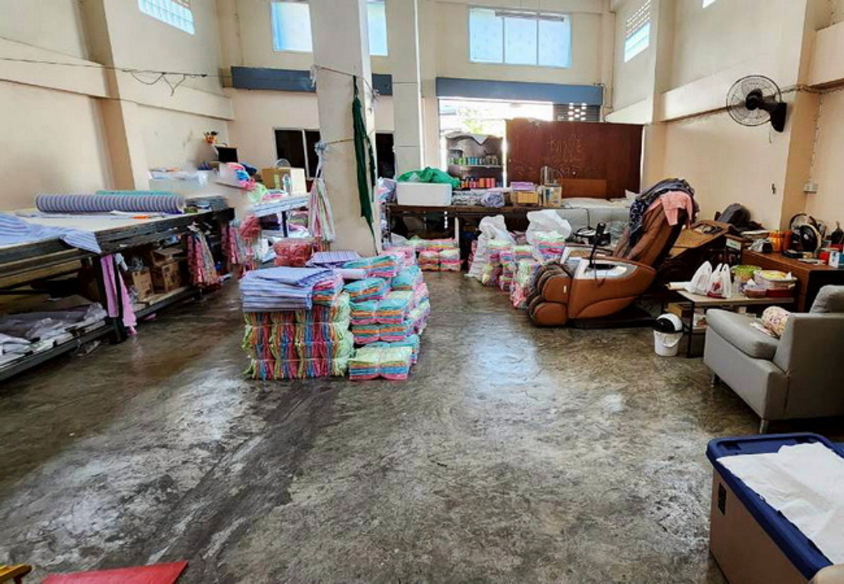 For SaleHome OfficePinklao, Charansanitwong : Office building for sale, next to Suan Phak Road, Taling Chan, Bangkok, area 114.5 sq m, 3.5 floors, 5 bedrooms, 4 bathrooms, price negotiable.