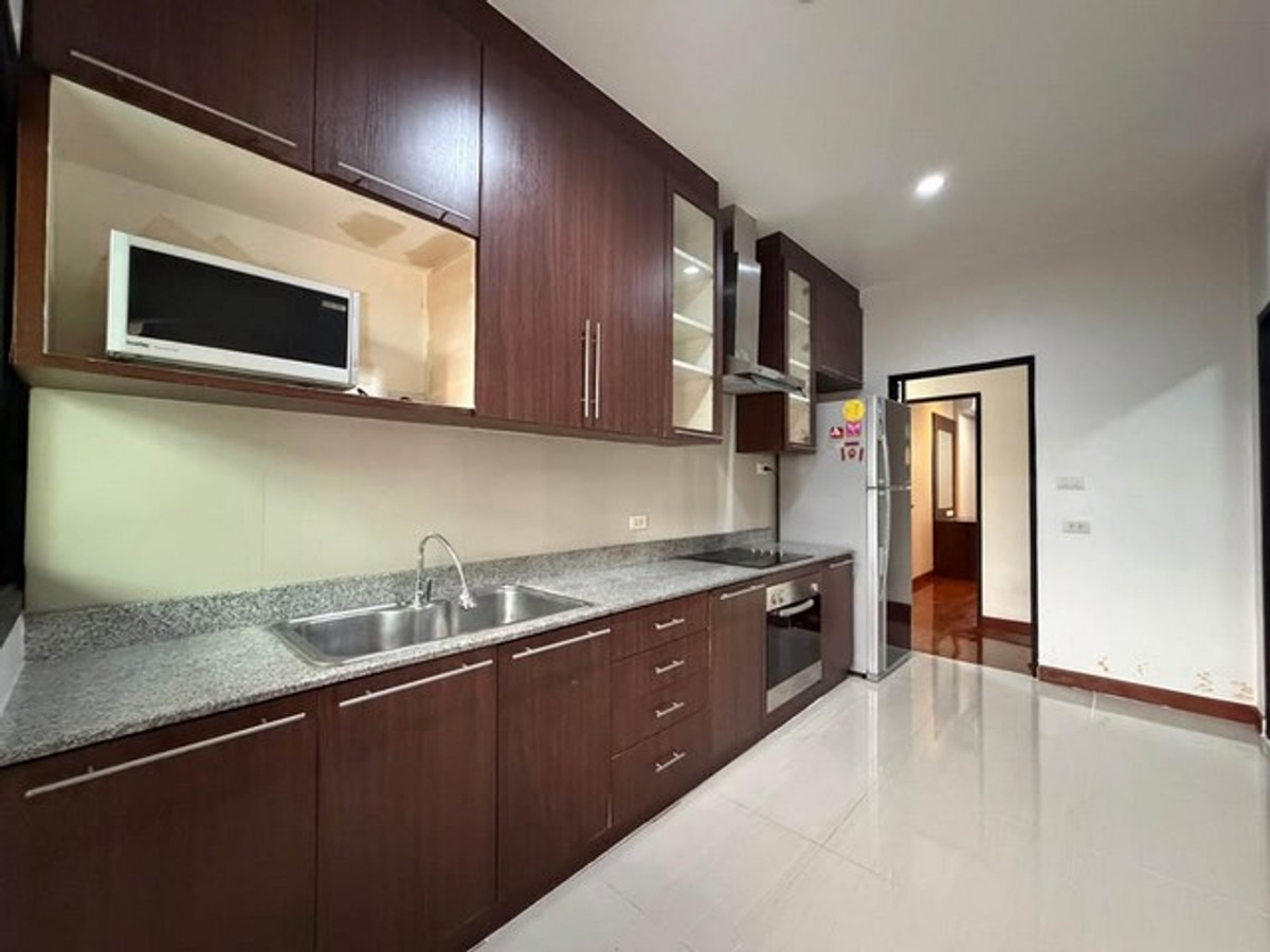 For RentHouseSukhumvit, Asoke, Thonglor : HR3355 House for rent, Private Compound, in the heart of Sukhumvit (Phrom Phong) | 4 private units on an area of ​​over 229 sq m., ready to move in.
