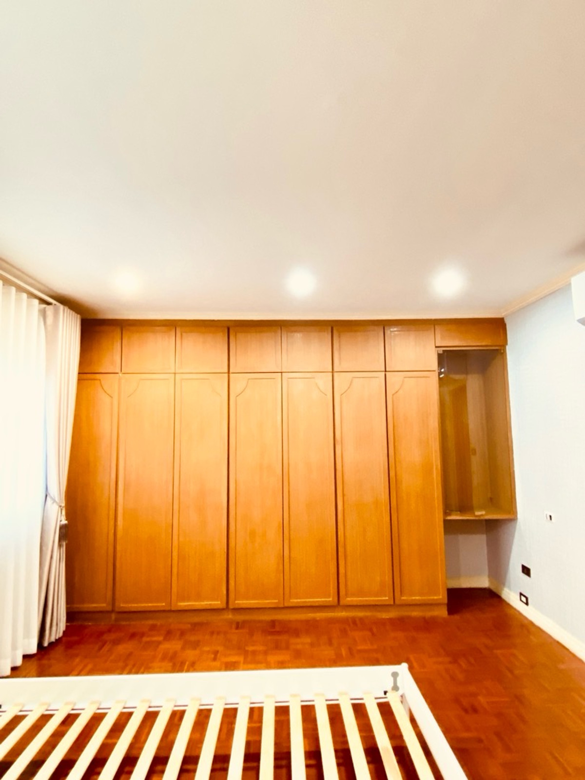 ขายคอนโดบางนา แบริ่ง ลาซาล : ขายคอนโดชั้น 1 มีสวน  2ห้องนอน 58ตร.ม กึ่งกลางรถไฟสามสาย 