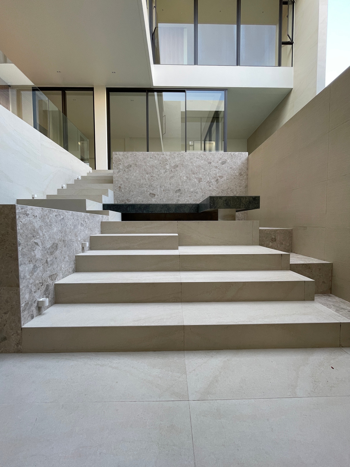 ขายบ้านเลียบทางด่วนรามอินทรา : 🔥 EXCLUSIVE PROMOTION 🔥โอกาสสุดท้ายในการครอบครองในราคาพิเศษที่สุด [ขาย] 💎 Ultra Luxury Show Unit | ELIVA Ekkamai - Eastville 💎 บ้านเดี่ยวหรู 3 ชั้น ดีไซน์ Mid-Century Modern — ความเป็นส่วนตัวสูงสุดเพียง 4 ยูนิตในโครงการ!